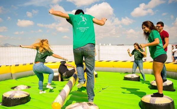 Alquiler hinchable barra wipeout para fiestas en Alicante
